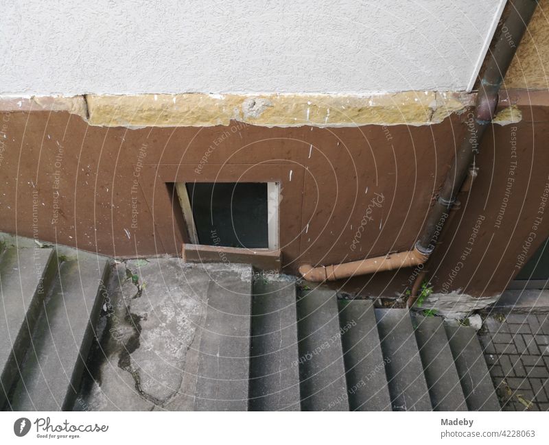 Alte graue Treppe in den Keller eines heruntergekommenen Altbau in der Hauptstraße in Oerlinghausen am Hermannsweg bei Bielefeld im Teutoburger Wald in Ostwestfalen-Lippe