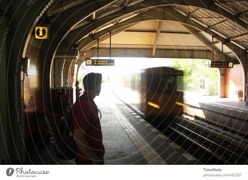 U-Bahnhof S-Bahn Einfahrt fahren Ankunft Kreuzberg Geschwindigkeit Verkehr Berlin U1 Unschärfe