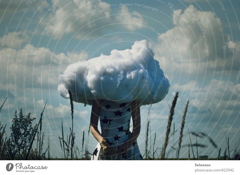 fancy Outfit Sommer Mensch feminin Frau Erwachsene 1 Umwelt Natur Landschaft Himmel Wolken Gras träumen Sehnsucht skurril Surrealismus Farbfoto Außenaufnahme