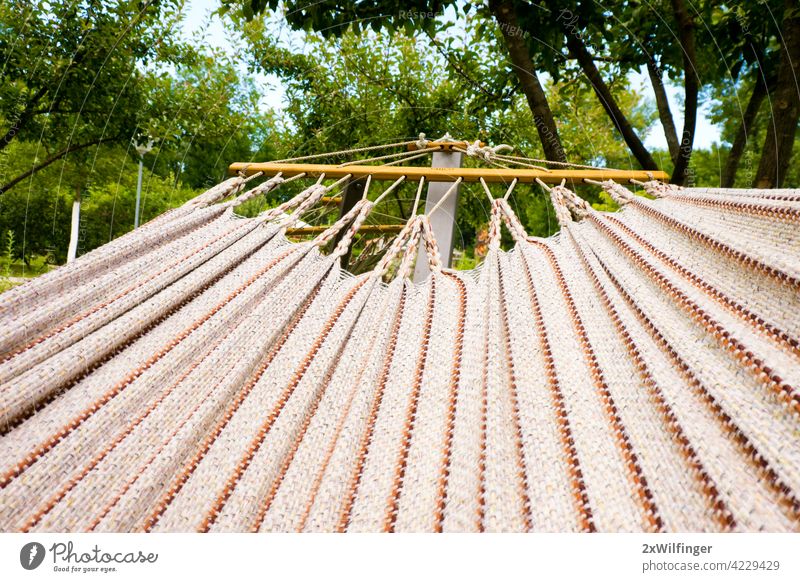 Nahaufnahme einer hängenden Hängematte im Sommergarten Windstille Camping schließen genießen Gewebe Garten erhängen Glück Feiertag Juli LAZY Freizeit Lifestyle