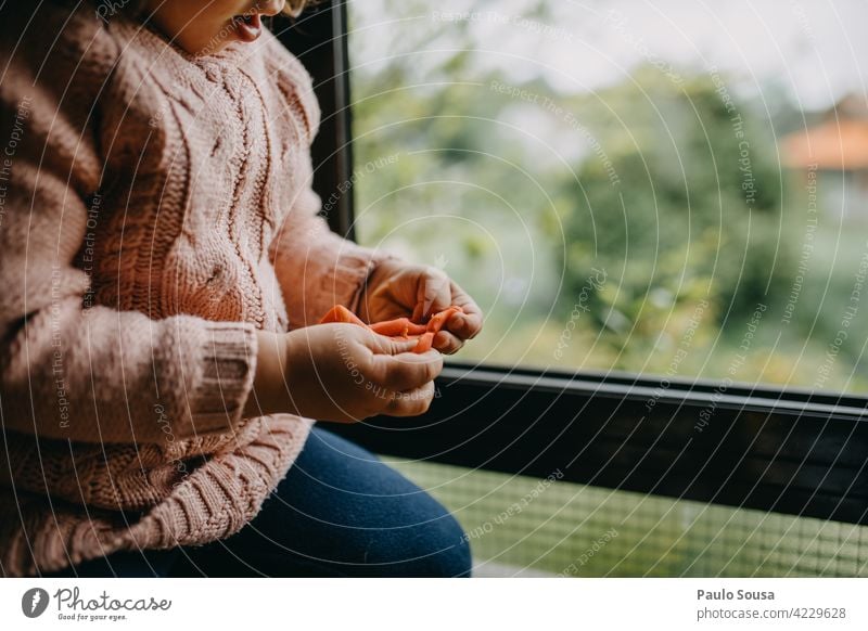 Nahaufnahme Kind spielt mit Plastilin Knetgummi Modellierung Spielen regnerisch Freude Hand Kindheit Kleinkind Knetmasse Mensch Regen Makroaufnahme Farbfoto