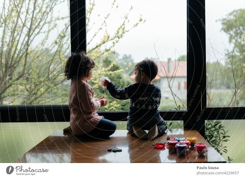 Bruder und Schwester spielen Geschwister Familie & Verwandtschaft Kind 1-3 Jahre Kaukasier Zusammensein Zusammengehörigkeitsgefühl authentisch Fenster