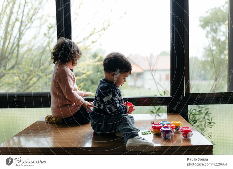 Bruder und Schwester am Fenster Geschwister Kind 1-3 Jahre Kaukasier Junge Mädchen regnerisch Zusammensein Kindheit Farbfoto Mensch Kleinkind Tag 2 Leben