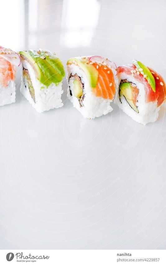 Köstliche Vielfalt an Sushi-Kalifornien-Rollen Lebensmittel asiatisch Feinschmecker Fusion Fusionsküche Japanisch Japanisches Essen Fisch roh Reis maki