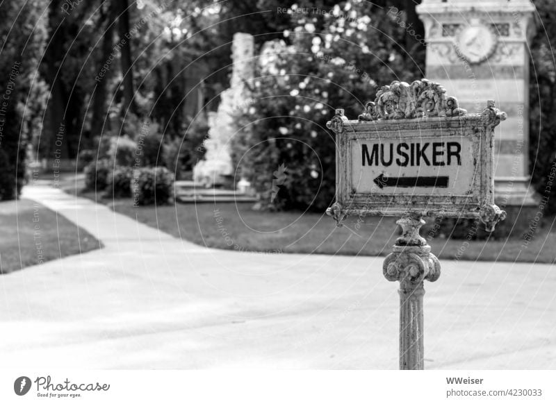 Du bist Musiker? Dann geht es da lang. Schild Friedhof Pfeil Wegweiser Wien Tourismus Touristik Besucher Gäste Komponisten Gräber Grabstätten begraben Denkmal