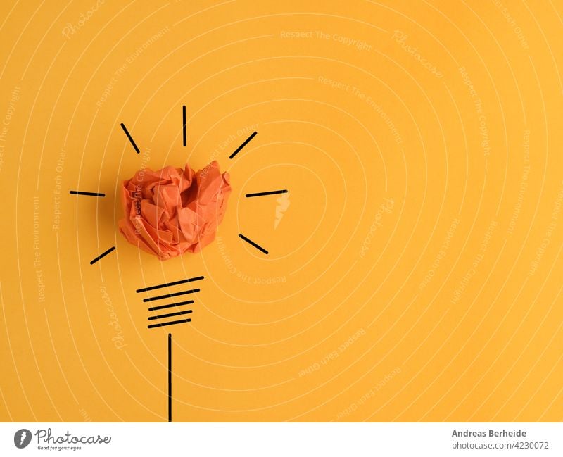 Zerknüllte Papierkugel als Glühbirne, konzeptionelles Geschäftsbild für neue Ideen oder Kreativität Knolle Licht Lampe Energie Konzept Zeichnung Business