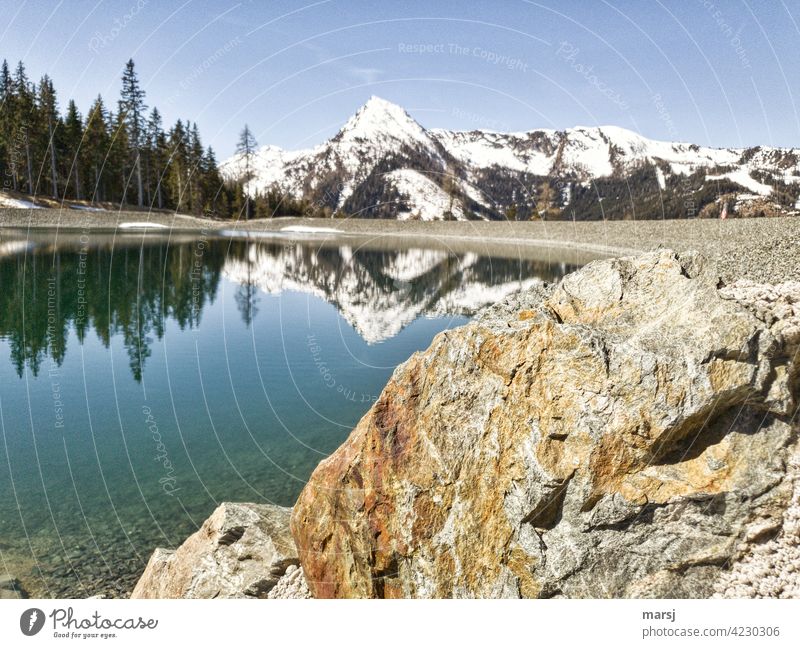 Schoberspitze, die sich im Bergsee spiegelt. Mit Felsen im Vordergrund. Spiegelung Einsamkeit Vorfreude Hoffnung Tourismus Berge u. Gebirge Himmel Wolken Alpen