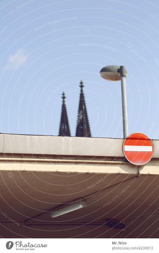 Domparkhaus Köln Kölner Dom Stadtzentrum Sehenswürdigkeit Bauwerk Kirche Domspitzen Wahrzeichen Architektur Himmel Laterne Beleuchtung Einbahnstraße