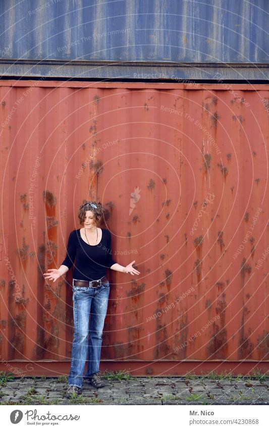 Fragender Blick Container Frau Hafen Kopfsteinpflaster Güterverkehr & Logistik Rost Porträt fragend gestikulieren Mode rot blau stehen beobachten abwartend