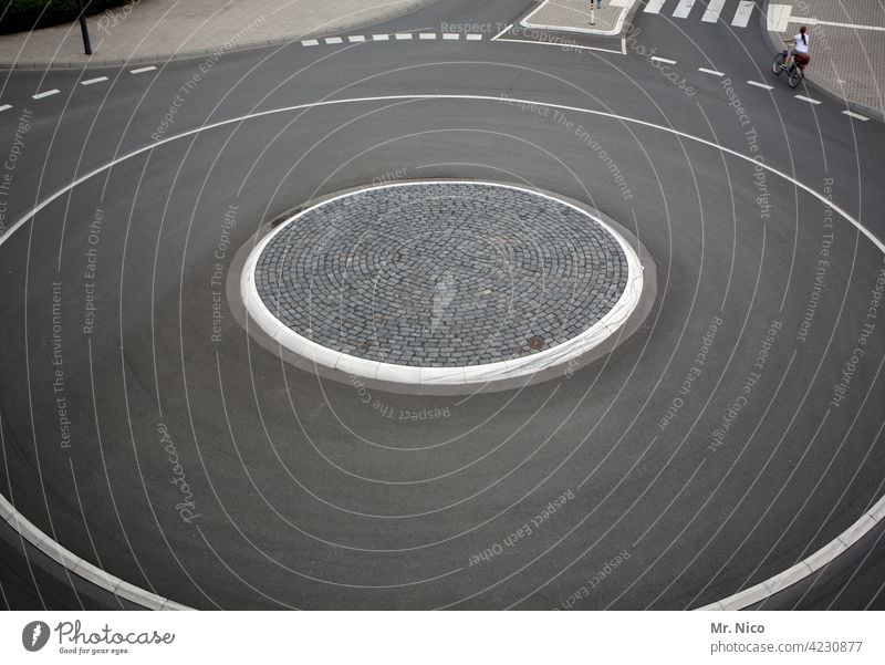 Kreisverkehr Verkehrswege rund kreisrund grau Straße Wege & Pfade Kreisel Pflastersteine Linie trist Straßenverkehr Asphalt Verkehrsinsel Vogelperspektive