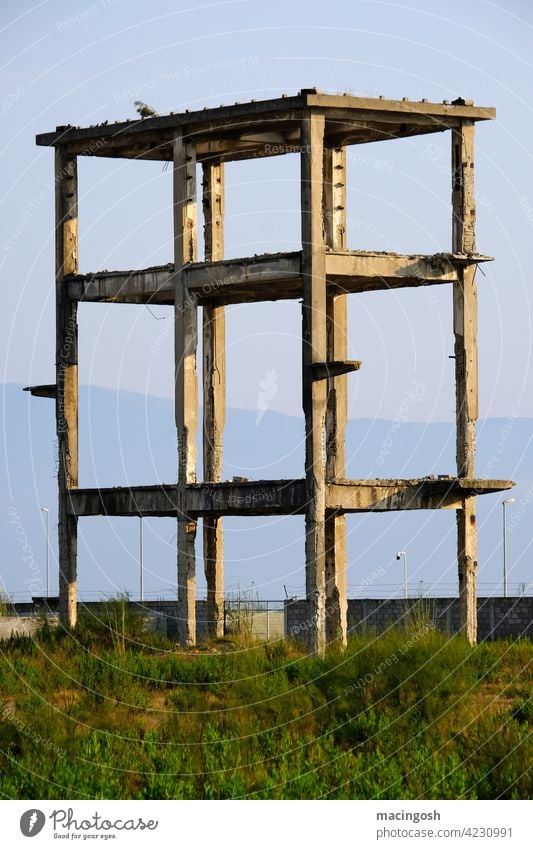 Bauruine in Südosteuropa am Spätnachmittag Albanien Bauboom Rohbau Beton Architektur menschenleer niemand Gebäude Lost Place Baustelle kaputt Ruin Pleite