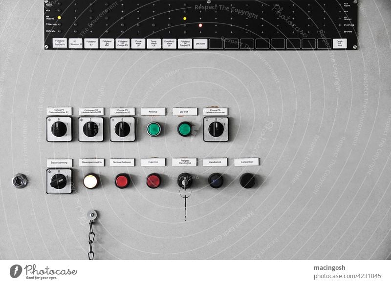 Frontalansicht eines Steuerkasten / Schaltkasten Elektrik Elektronik elektronisch Steuerung Elektrizität Kraftwerk Wasserwerk Stromversorgung Wasserversorgung