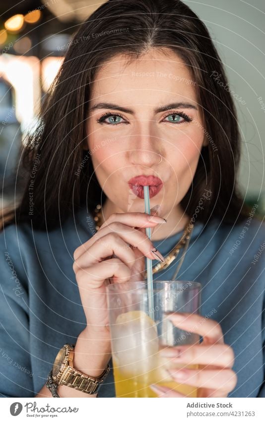 Frau genießt kaltes Erfrischungsgetränk in einem Cafe trinken Glück Café Getränk sprudelnd Stroh schlürfen sorgenfrei heiter Lifestyle genießen Freude positiv