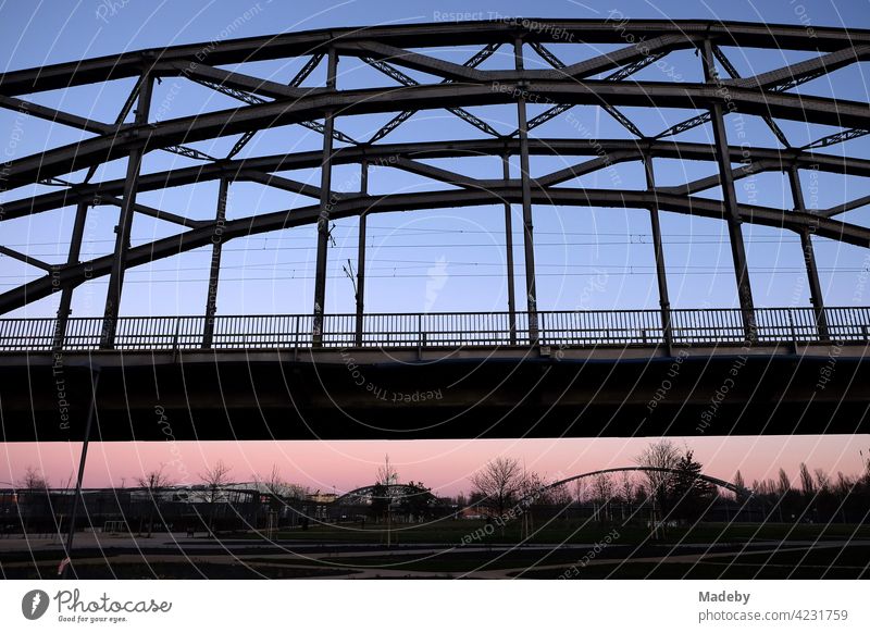 Deutschherrnbrücke mit Honsellbrücke und Osthafenbrücke im Hintergrund im Licht der untergehenden Sonne im Ostend von Frankfurt am Main in Hessen Brücke