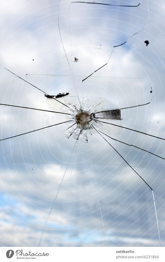 Loch in der Scheibe fenster kaputt loch reparatur scheibe spider app sprung steinwurf fensterscheibe glasscheibe riss vandalismus steinschlag flicken geflickt