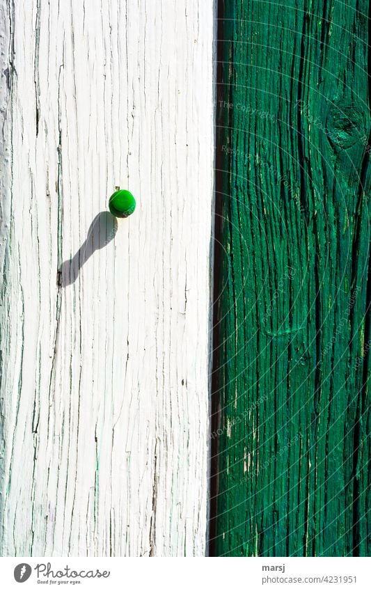 Grün-weiß. Farblich abgestimmt. grün alt verwittert Holz Stil rissig Design solide gerissen Holzmaserung Holzwand Pin Stecknadel Schatten geteilt Sonnenlicht