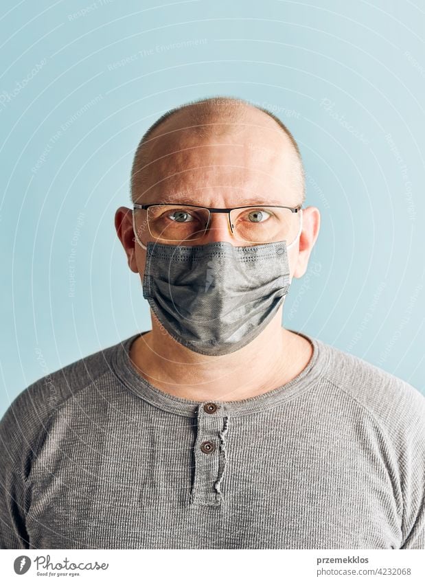 Männlicher Patient mit Gesichtsmaske. Tragen einer medizinischen Maske zum Schutz vor dem Coronavirus Covid-19 während der Pandemie covid-19 Person Mundschutz