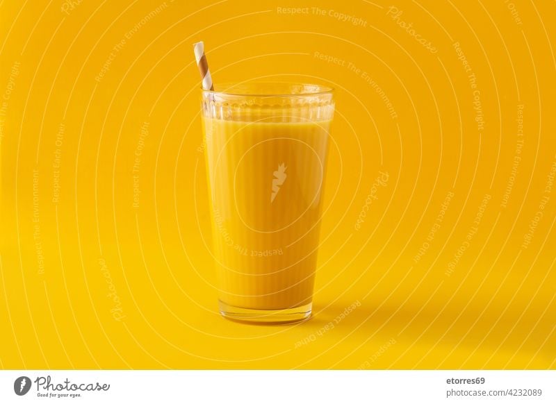 Leckerer Vanille-Milchshake im Glas Getränk Frühstück kalt copyspace Molkerei lecker trinken Energie Geschmack Lebensmittel frisch melken Erfrischung Stroh