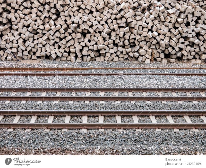 Bahngleise mit gestapelten Bahnschwellen aus Beton im Hintergrund Gleis Bahnschienen Schwellen Stapel Haufen Verkehr Eisenbahn Gleise Schienen Schienenverkehr