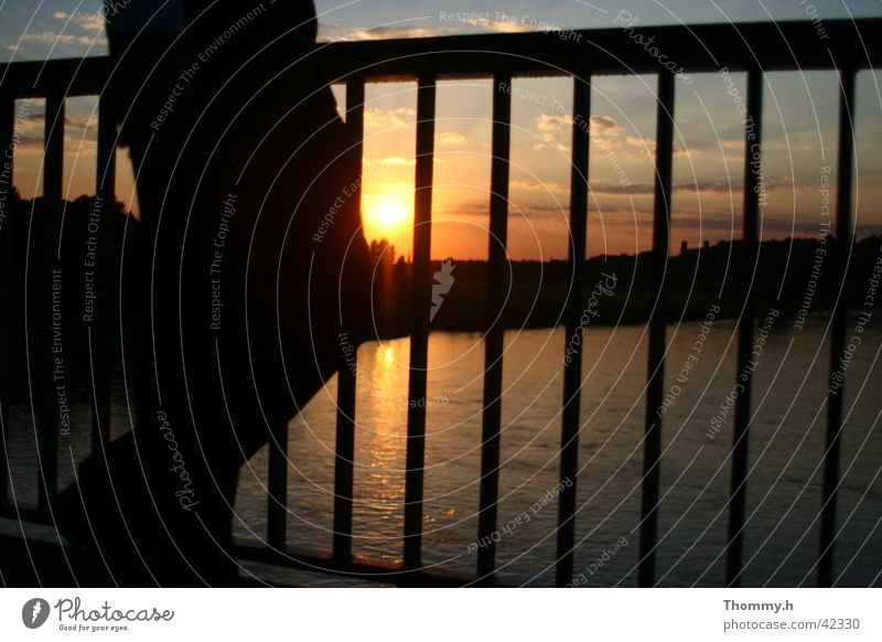 Wer ist das? Sonnenuntergang Mann Brücke Beine