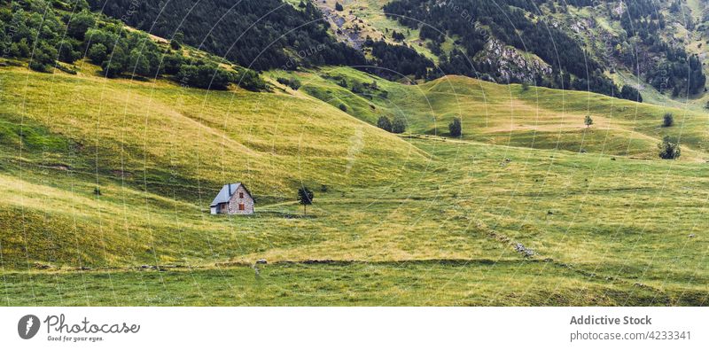 Häuser zwischen hohen Bergrücken unter bewölktem Himmel Landschaft Berge u. Gebirge Haus Natur Hochland wolkig Tal Hügel Atmosphäre Konstruktion wohnbedingt