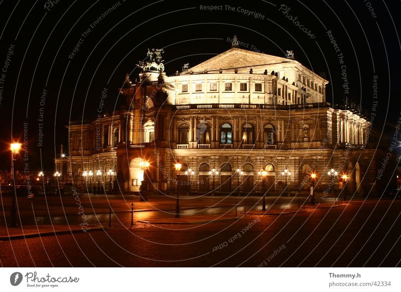 Semperoper Dresden bei Nacht Licht Architektur Staßenlaternen