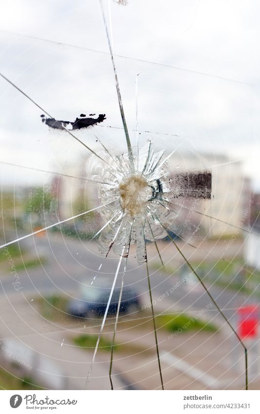 Ein weiteres Loch in der Scheibe fenster kaputt loch reparatur scheibe spider app sprung steinwurf fensterscheibe glasscheibe riss vandalismus steinschlag