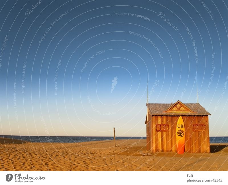 strandhütte Meer Surfbrett Holz Horizont Haus Strand Wellen Spanien himmelblau Ferien & Urlaub & Reisen beige vergessen träumen Ferne Aussicht Europa Hütte Sand