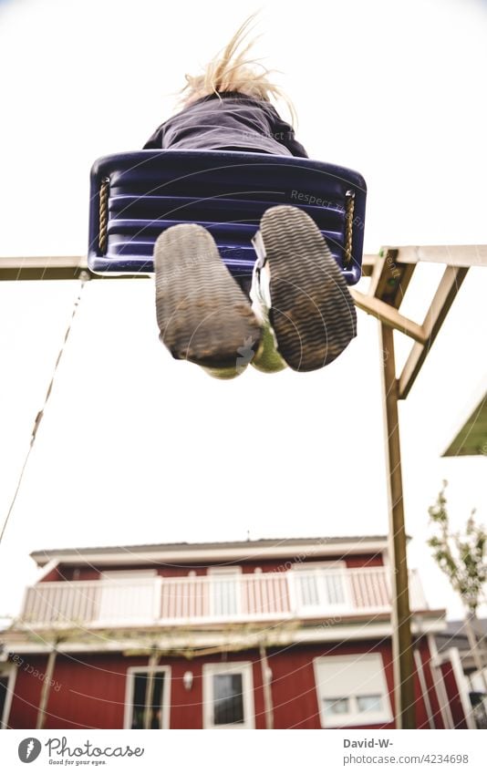 Mädchen auf einer Schaukel Kind schaukeln Spaß Garten freude hoch spielen Glück Freude Kindheit Eigenheim