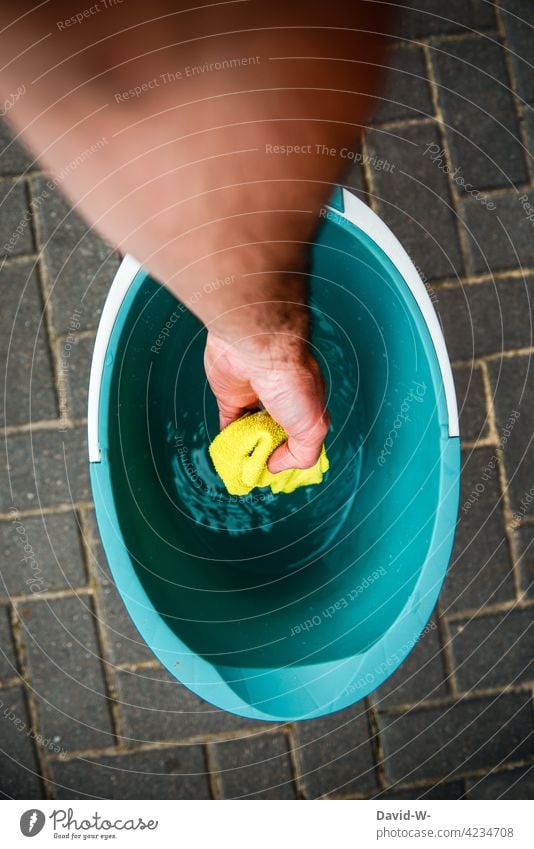 putzen - Hand greift in den Putzeimer Putztag Eimer halten Lappen Putzlappen Wasser sauber machen Reinigen fleißig Häusliches Leben Sauberkeit