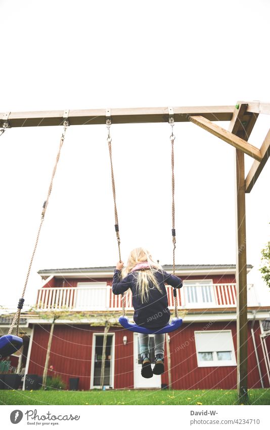 Kind auf der Schaukel schaukeln Spaß freude Garten zu Hause Mädchen Kindheit Spielen spielen Lebensfreude