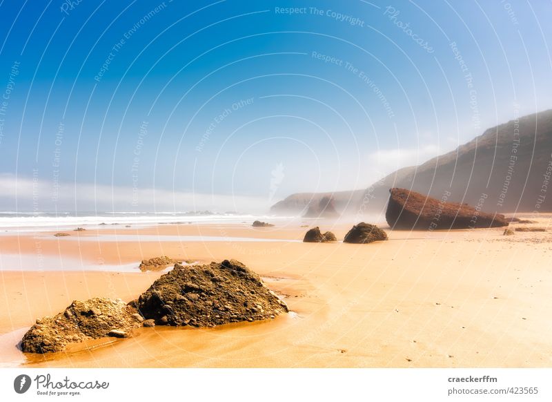 Strand Nebel Ferien & Urlaub & Reisen Sand Sommer Schönes Wetter Felsen Küste Bucht Meer authentisch schön blau gelb gold Sehnsucht Fernweh ästhetisch Erholung