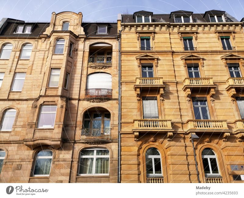 Sanierte Altbauten mit schönen Fassade aus hellem Sandstein am Mainufer in Frankfurt am Main in Hessen Haus Wohnhaus Gebäude Naturstein Beige Ocker Khaki