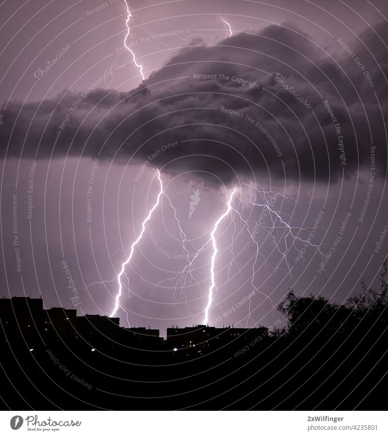 Gewitter über der Stadt in der Sommernacht Donnern Blitzschlag Nacht Großstadt Wetter Ozon Wien Air Angst Atmosphäre August Hintergrundbeleuchtung schlecht hell