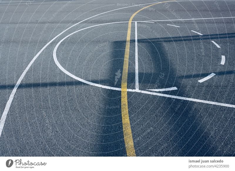 Schatten auf der Straße Basketballplatz Korb Straßenkorb Sport Gericht Feld leer Linien Markierungen Boden spielen Spielen alt Park Spielplatz im Freien