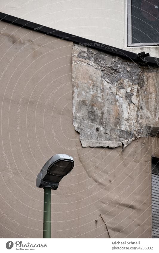 Laterne, blätternder Hausputz, Schimmel und Fenster Fassade Schimmelpilze alte Wand Menschenleer Mauer Außenaufnahme Architektur Straßenbeleuchtung