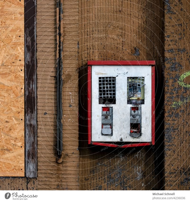 Alter, defekter Kaugummiautomat - noch ganz analog Nostalgie Süßwaren Automat Kindheit retro alt Wand Erinnerung früher kaputt Vergangenheit sentimental Gefühle