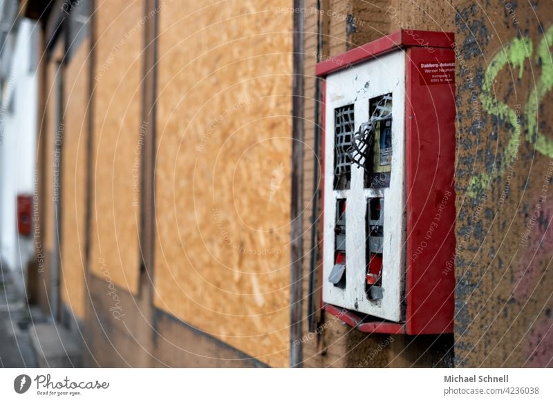 Alter, defekter Kaugummiautomat Kaugummikasten alt Automat Süßwaren Kindheit retro Nostalgie Erinnerung Vergangenheit früher Vergänglichkeit sentimental Gefühle