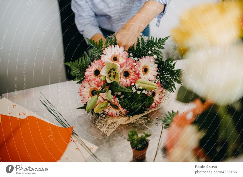 Florist arbeitend Blumenhändler Floristik Blumenstrauß Kleinunternehmen Business Wirtschaft Valentinstag Muttertag Feste & Feiern Dekor Natur Farbfoto Blüte