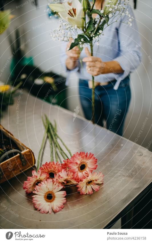 Florist arbeitend Blumenhändler Floristik Kleinunternehmen Business Wirtschaft Blumenstrauß Natur Werkstatt Blüte Dekoration & Verzierung Beruf Pflanze Besitzer