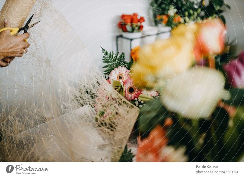 Florist arbeitend Blumenhändler Floristik Kleinunternehmen Wirtschaft Business Blumenstrauß Werkstatt Natur Dekoration & Verzierung Beruf Blüte Pflanze Besitzer