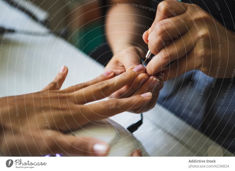 Anonyme Kosmetikerin trägt Lack auf die Nägel einer Kundin auf Frauen Maniküre Pflege Nagellack Nagelkunst Klient Schönheit Arbeit Kunde Prozess Job lackieren