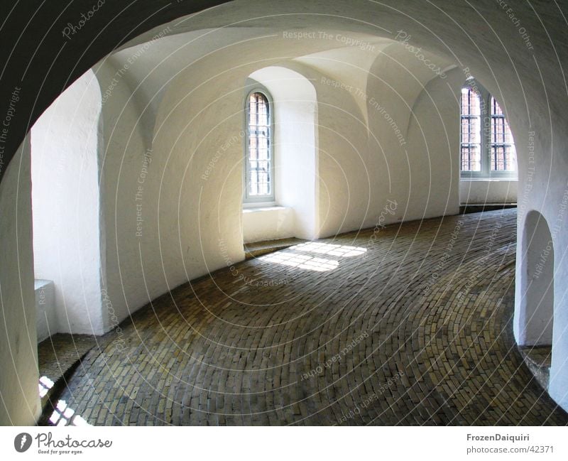 Rondetaarn Fenster Licht dunkel gekrümmt Steinboden Kunst Sightseeing historisch Kopenhagen Dänemark Europa runder Turm Straße Bogen Sehenswürdigkeit alt