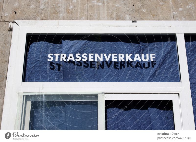 geschlossener strassenverkauf fenster straße verkaufsfenster beschriftung außer haus to go take away mitnehmen zu verlassen leer abgeklebt essen getränke