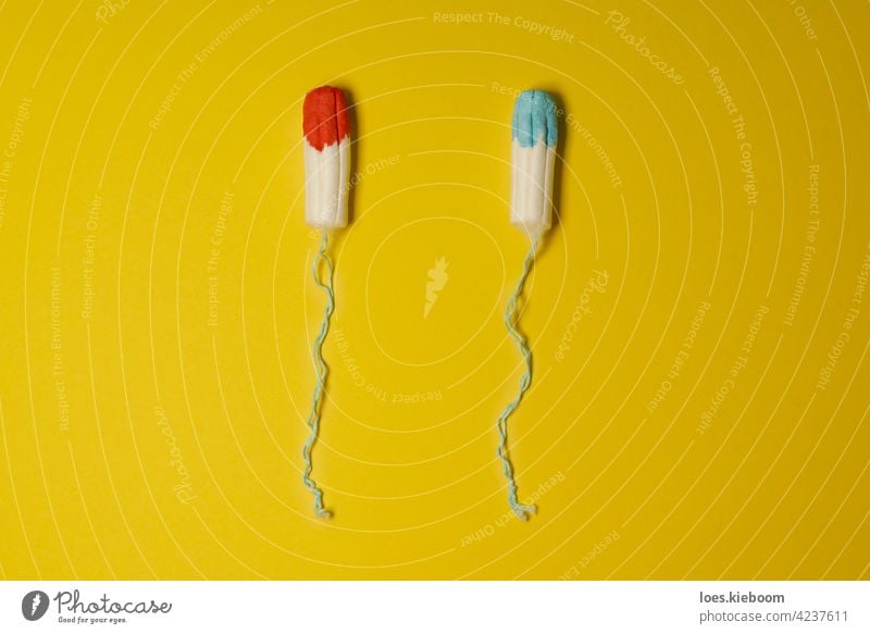 In blauer und roter Flüssigkeit getränkte Tampons als Konzept der unbequemen weiblichen Wahrheit in der Werbung für Mentruationsprodukte Menstruation Hygiene