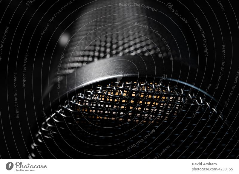 Makro-Nahaufnahme der Oberseite eines Großmembran-Kondensatormikrofon-Grills, der auf der Seite liegt Mikrofon große Blende Aufnahme Audio Grillrost vereinzelt