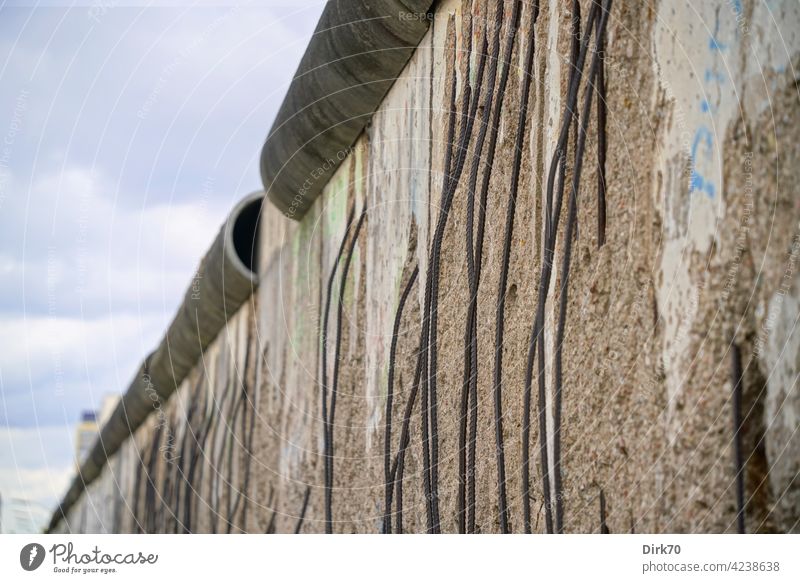 Berliner Mauer Mauerspechte Armierung Stadt Armierungsstahl Stahlbeton Mauerkrone Grenze Denkmal Hauptstadt Wand Außenaufnahme Sehenswürdigkeit Wahrzeichen Tag