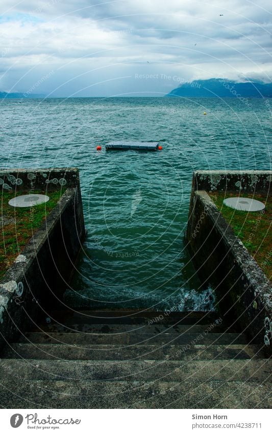 Schwimmplattform in einem Alpensee Plattform See Boje Treppe schwimmen Wasser Festung Seenot ufer Horizont Zugang baden Abstieg