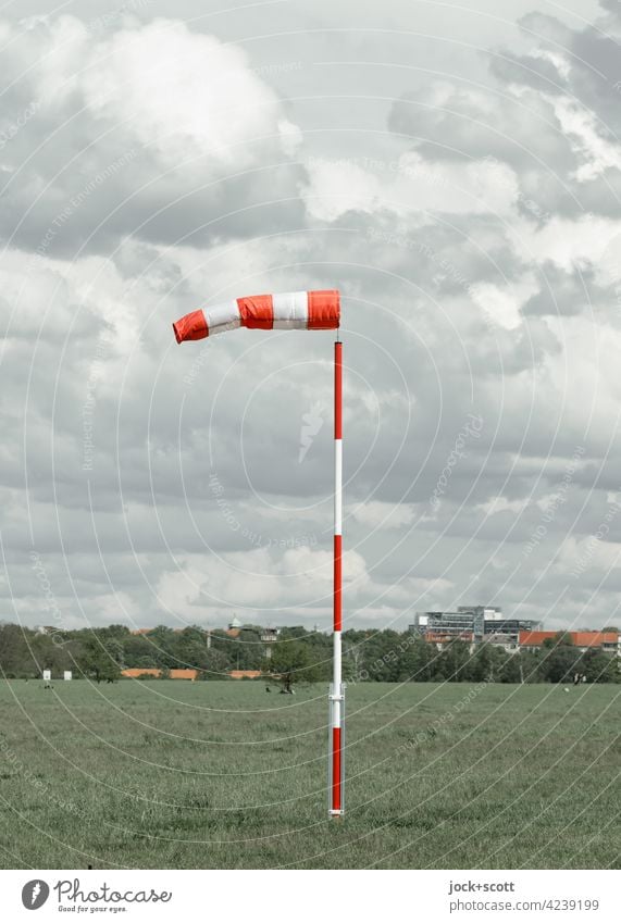 Empfehlung, (ach) daher weht der kräftige Wind! offener Schlauch Windsack Windgeschwindigkeit Mast Windrichtung Wolken Himmel aufgeblasen Luv Lee Natur Klima