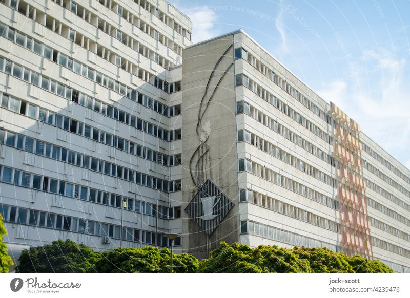 Empfehlung für einen aromatischen Kaffee an einer sozialistischen Fassade Kaffeetasse Restaurant DDR Piktogramm Nachkriegsmoderne Berlin-Mitte Gebäudekomplex